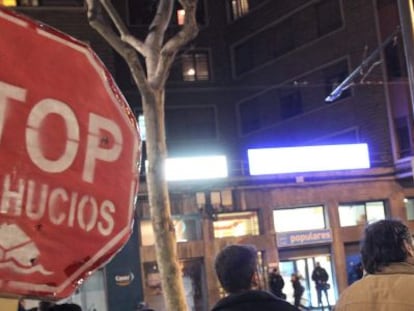 Protesta convocada por la plataforma Stop Desahuicios, en Zaragoza.