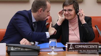 Elke Konig, presidenta de la Junta Unica de Resolucion, acompa&ntilde;ada de Jaime Ponce, Presidente del FROB, en el Congreso. 