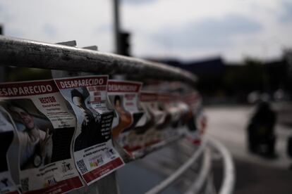 Fichas de búsqueda de personas desaparecidas en las calles de Guadalajara, el día 21 de marzo de 2025.