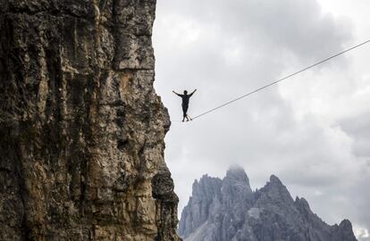 El slackline es un deporte de equilibrio en el que se sujeta una cuerda plana (como las que se usan en escalada) entre dos puntos fijos y se camina por ella. En su modalidad más extrema, slackline highline, la cuerda se sostiene entre dos puntos situados a más de 20 metros de altura.