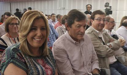 Javier Fernandez, en el comité federal del PSOE entre Susana Díaz y Guillermo Fernandez-Vara.