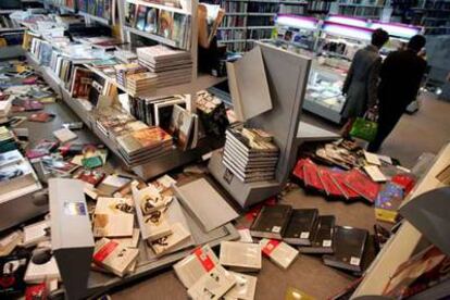 Imagen de la librería Crisol tras el ataque de los ultraderechistas.