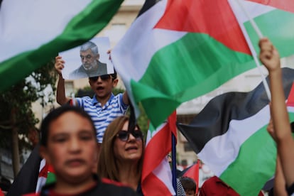 Said, de 8 años, sostiene una foto de Yahia Sinwar, líder de Hamás muerto a manos de soldados israelíes en Gaza el miércoles, durante una manifestación en Ramala el viernes