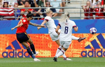 Jennifer Hermoso marca el primer gol para España.