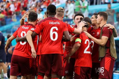 El centrocampista de Suiza Xherdan Shaquiri (tercero derecha) celebra con sus compañeros el gol del empate.