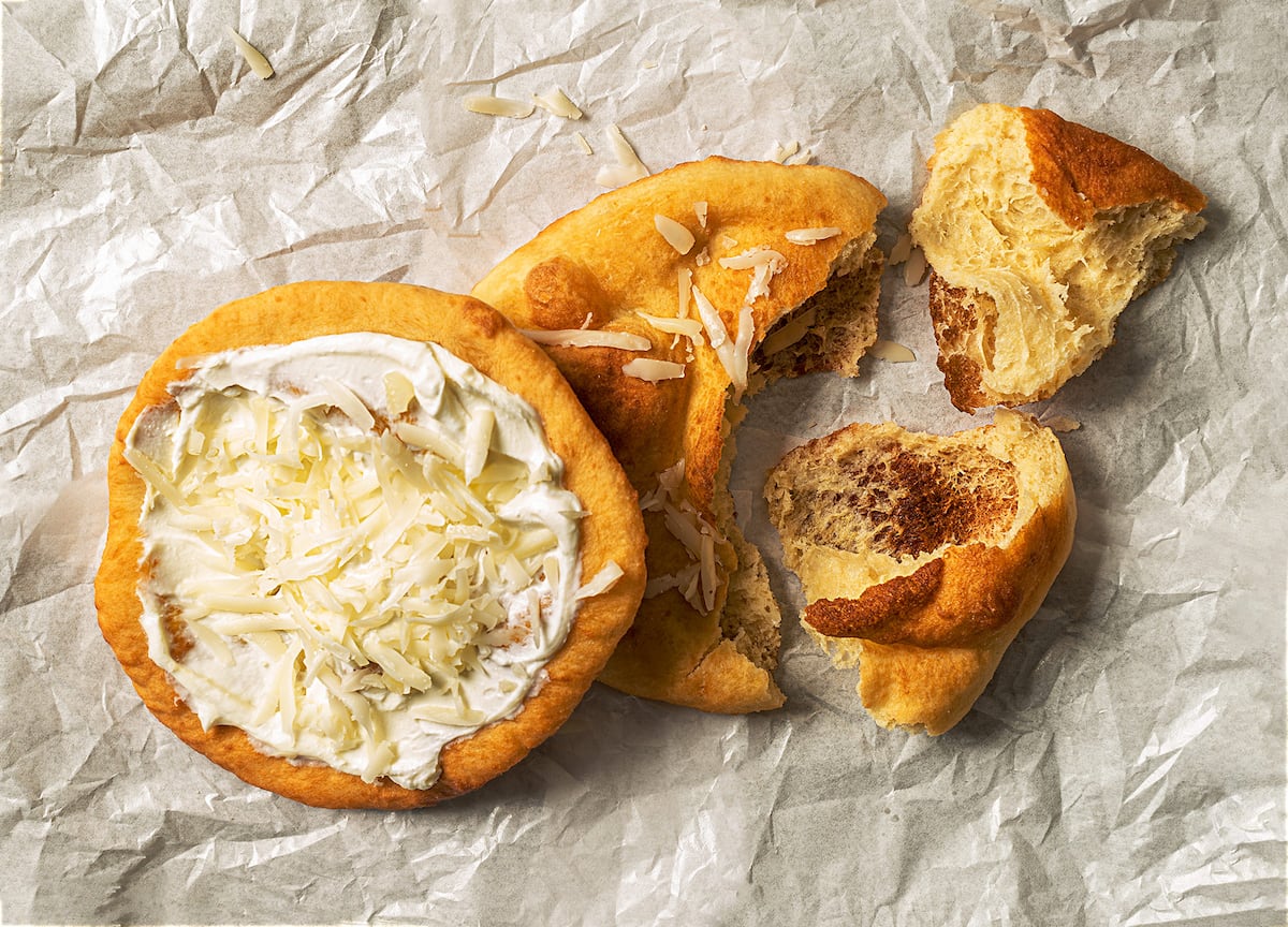 Lángos, el pan plano húngaro que se fríe en sartén