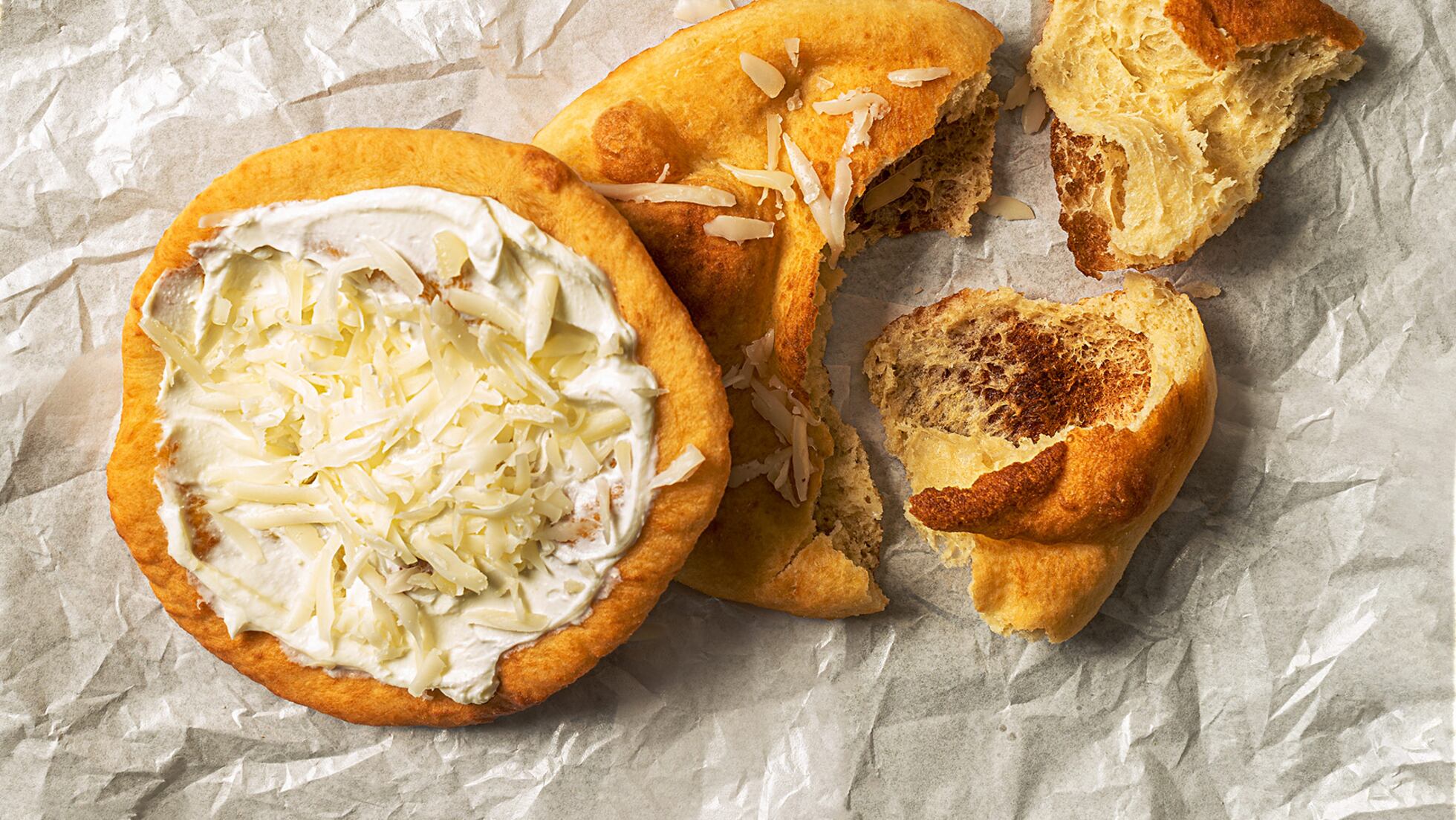 Lángos, el pan plano húngaro que se fríe en sartén -image