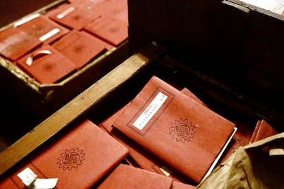 Documentos asociados con el régimen nazi en cajas encontradas por el personal en los archivos de la corte en Buenos Aires.