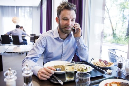 12.15. Tobías Holmqvist almuerza sopa de garbanzos y crepes, plato tradicional sueco, en una cantina cercana a la oficina.