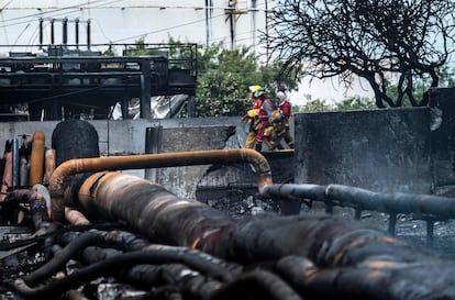 Tambin se ha reportado que 14 bomberos que trabajaron en la extincin del fuego, permanecen desaparecidos. En la imagen, una cuadrilla de bomberos inspecciona la zona del incendio.