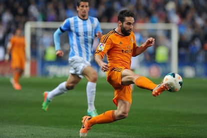 Carvajal volea el balón durante el encuentro.