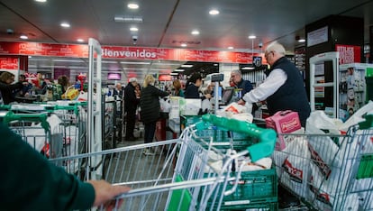 Las cadenas de supermercados descartan que exista el riesgo de desabastecimiento como consecuencia del coronavirus y apuntan a que el suministro está garantizado, pese a registrarse una mayor afluencia de clientes de lo normal.