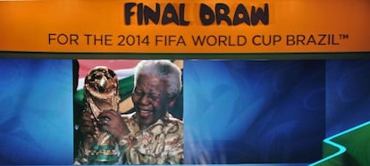 Dilma Rousseff, Joseph Blatter y los presentadores del sorteo durante el minuto de silencio en honor a Nelson Mandela.