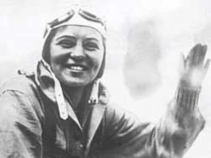 Elly Beinhorn, joven, en un avión.