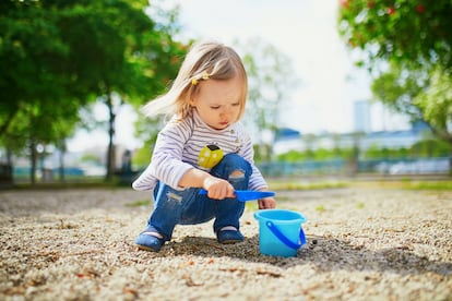 El sol es la principal fuente de vitamina D. Hasta los tres años, la incorporación de leches infantiles enriquecidas y adaptadas a los requerimientos de esta edad (las leches de crecimiento) mitiga sus carencias.