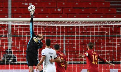 De Gea despeja el balón en una acción del partido, en Stuttgart.