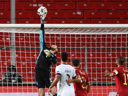 De Gea despeja el balón en una acción del partido, en Stuttgart.