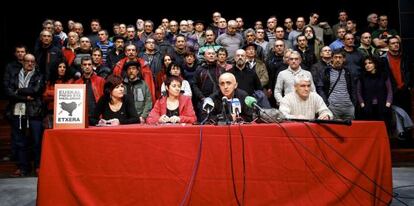Rueda de prensa de expresos de ETA en Durango este sábado.