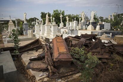 Las tumbas también han sido escenario de saqueos en Maracaibo. desde finales de 2018, en el cementerio de El Cuadrado los ladrones han profanado nichos y féretros en busca de las prendas con las que reposan los cadáveres. “Hace ocho meses de aquí se llevaron hasta los dientes de oro de los muertos”, dijo José Antonio Ferrer, encargado de camposantos que han sido usurpados.