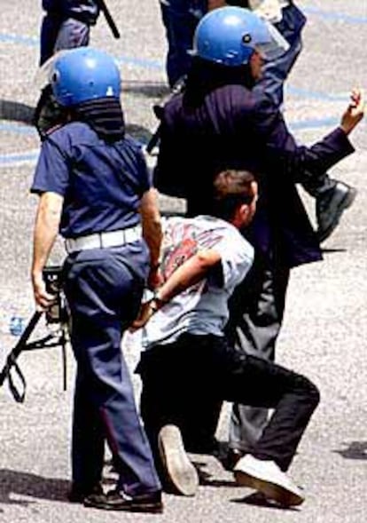 La policía arresta a un aficionado del Roma, ayer en Nápoles.