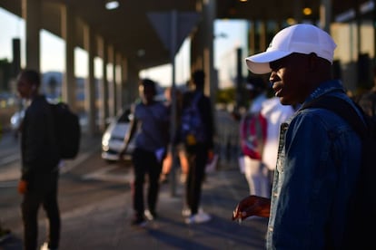 Migrantes procedentes de África dejan el ferry de Algeciras para ser transportados a distintas ciudades españolas, en especial Madrid y Barcelona, el pasado 22 de agosto. 