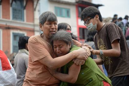 Um homem e uma mulher se abraçam em Katmandu. 