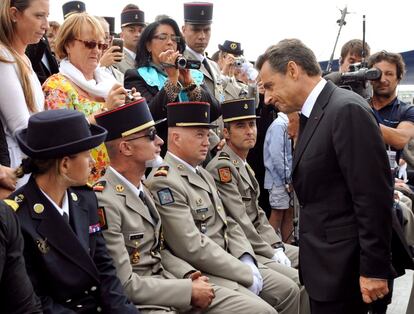 El presidente francés Nicolás Sarkozy habla con varios soldados heridos. Las celebraciones del 14 de julio se han visto empañadas este año por la muerte de seis soldados franceses en Afganistán en los últimos días.