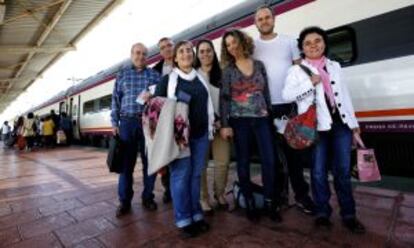 Un grupo de 'avelinos', viajeros que utilizan el tren de alta velocidad para ir a trabajar todos los días.