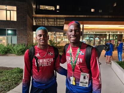 Los relevistas dominicanos, en el campus de Oregón, este viernes tras su victoria en el 4x400 mixto.