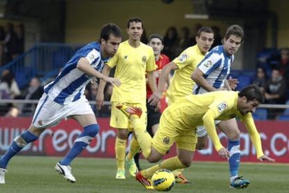 Cani, del Villarreal, y Aramburu, de la Real Sociedad, pugnan por un balón.