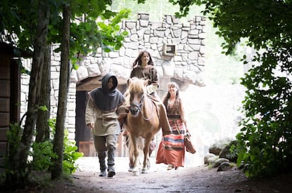 El personaje de Ronja, la hija del bandolero, saliendo del castillo tras una actuación.