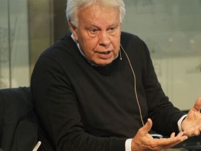 Guillermo de la Dehesa, presidente del Centre for Economic Policy Research (CEPR) de Londres, y el expresidente del Gobierno, Felipe Gonz&aacute;lez, en la jornada organizada por la Cadena Ser. 