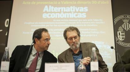 El catedrático Vicent Soler y el periodista Andreu Missé, durante la presentación de 'Alternativas Económicas'.