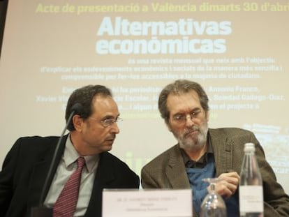 El catedrático Vicent Soler y el periodista Andreu Missé, durante la presentación de 'Alternativas Económicas'.