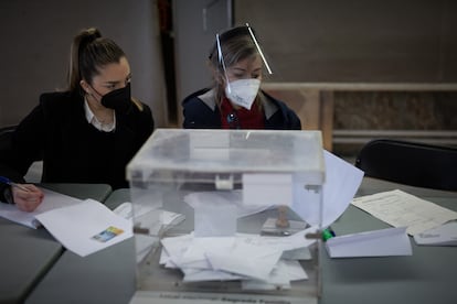 Una mesa del colegio electoral del mercado de la Sagrada Familia el 14 de febrero.