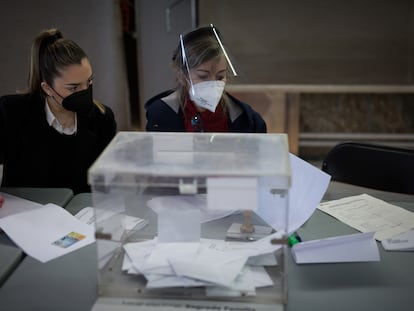 Una mesa del colegio electoral del mercado de la Sagrada Familia el 14 de febrero.