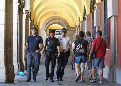 Policías italianos, españoles y franceses patrullan por la plaza Mayor.