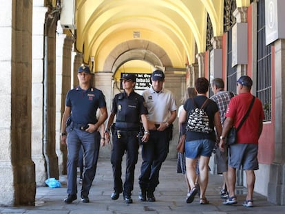 Policías italianos, españoles y franceses patrullan por la plaza Mayor.