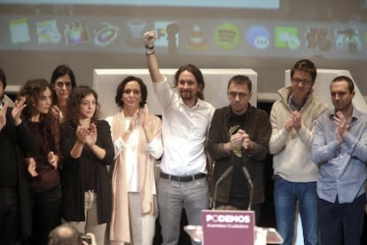 El líder de Podemos, Pablo Iglesias (c), junto a Tania González (i), Carolina Bescansa (2ªi), Íñigo Errejón (d) y Juan Carlos Monedero (2ºd), durante el acto de clausura de la Asamblea Ciudadana en Madrid, el 15 de noviembre de 2014.