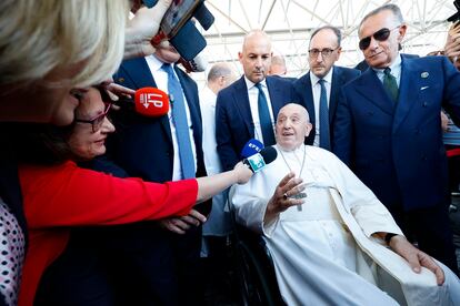 El papa Francisco habla con la prensa tras abandonar el hospital, este viernes en Roma.