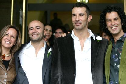 El presentador Jesús Vázquez y su novio, Roberto Cortés, tras su boda, celebrada en la Junta de Distrito de Centro, en Madrid. A la ceremonia que fue oficiada por la portavoz socialista en el Ayuntamiento Trinidad Jiménez asistió el también concejal socialista Pedro Zerolo amigo de la pareja. 3 de noviembre de 2005