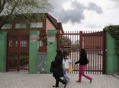 Entrada del colegio Giner de los Ríos, donde apareció hoy la maleta que contenía material radiactivo perdida ayer