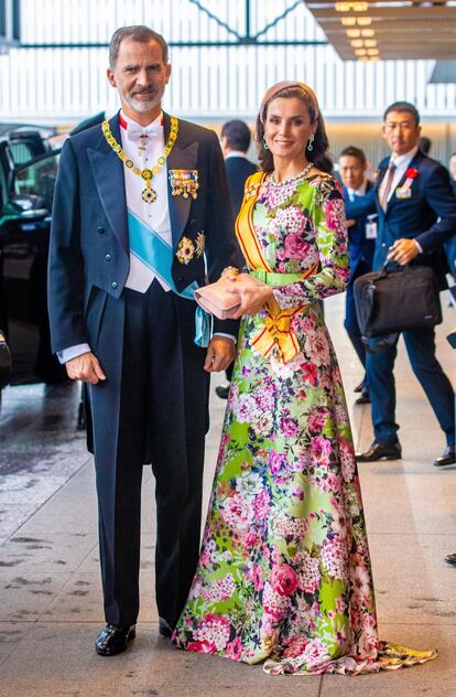 Para la entronización del emperador japonés Naruhito, doña Letizia lució un vestido con estampado floral de Matilde Cano, que adornó con un cinturón ancho de hebilla de color verde. Pero, sin duda, su complemento más llamativo fue la diadema de terciopelo rosa palo de la sombrerera sevillana Nana Golmar.