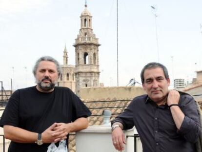 Los ganadores de los 42 Premis Octubre, Miquel Bezares (poes&iacute;a) a la izquierda y Josep Burgaya (ensayo).