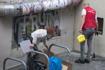 Trabajadores de la agencia de Salud Pública recogen jeringuillas en las inmediaciones de la Narcosala Baluard. 