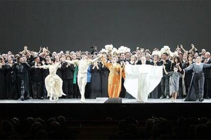 Los intérpretes de <i>Europa reconocida, </i>de Antonio Salieri, saludan al público al final de la función de gala con la que se inauguró el nuevo teatro de La Scala de Milán.