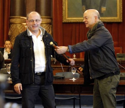 Odón Elorza entrega la vara de mando al alcalde Juan Carlos Izaguirre.
