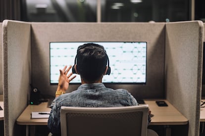 Un joven trabaja en un call center, en una fotografía ilustrativa.