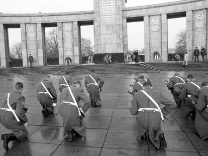 Retirada de tropas de la Guardia de Honor soviética en un monumento del distrito berlinés de Tiergarten, en diciembre de 1990.