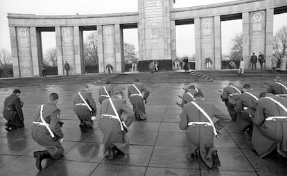 Retirada de tropas de la Guardia de Honor soviética en un monumento del distrito berlinés de Tiergarten, en diciembre de 1990.